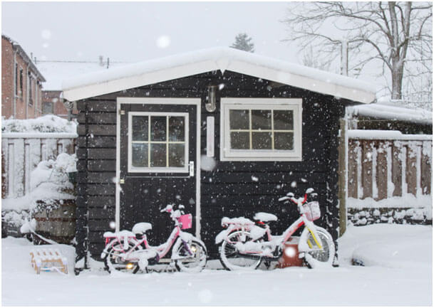 Gartenhaus im Schnee