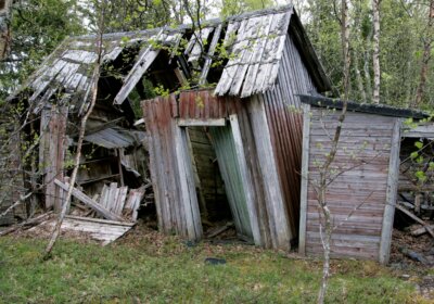 Abriss und Entsorgung eines Gartenhauses: So geht es richtig! altes Gartenhaus