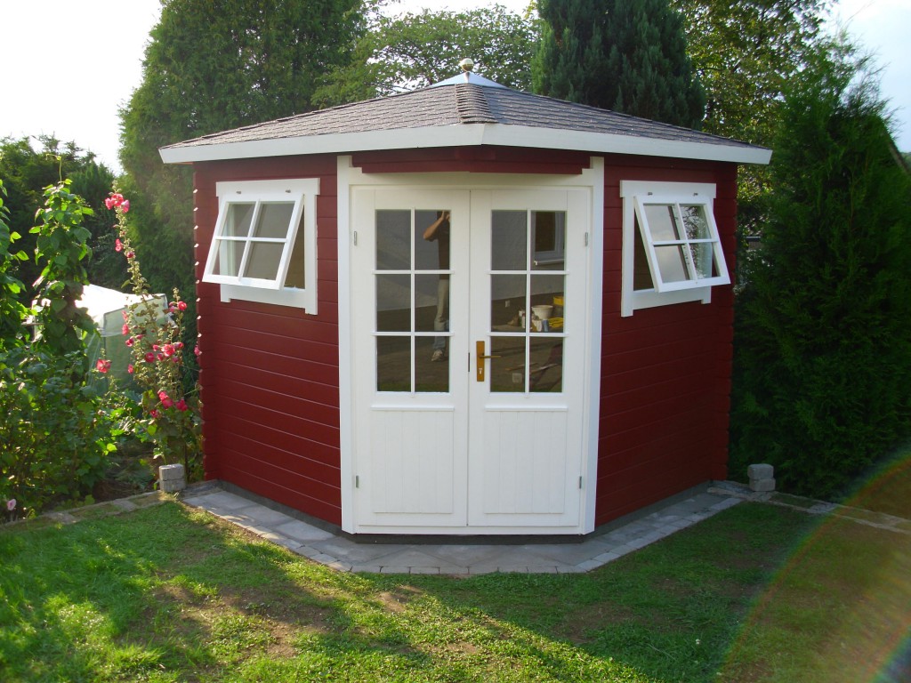 Das Gartenhaus mit schwedenrotem Farbanstrich sieht nicht nur von außen aufregend aus: Dank seiner 5-Eck-Konstruktion ist das Modell Sunny-B auch von innen beachtlich groß.