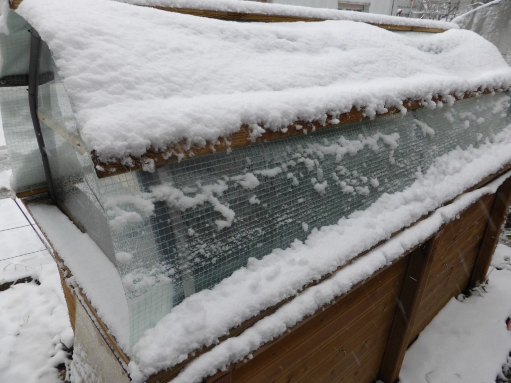 Mit einem Dach kann Eis und Schnee Ihrem Hochbeet nichts mehr anhaben!