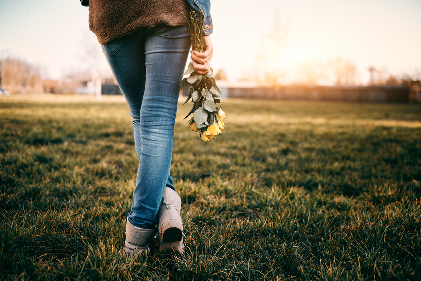 Frau mit Blumenstrauß