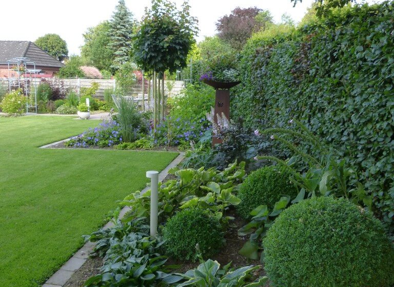 Garten neu angelegt mit geometrischen Beeten