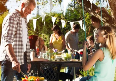 Menschen grillen im Garten