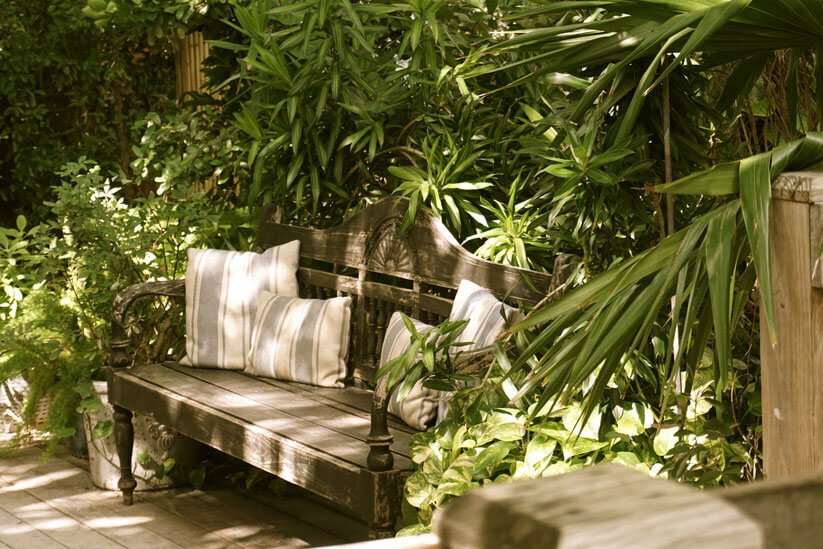 Gartenbank selber bauen: Anleitung, Ideen & Tipps Gartenbank mit Kissen und Pflanzen