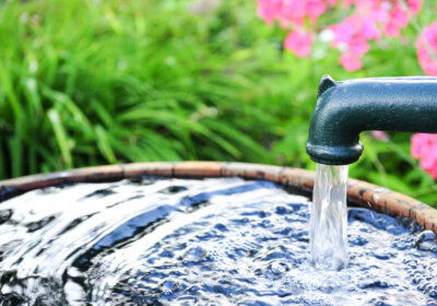 Wasserstrahl in Eimer