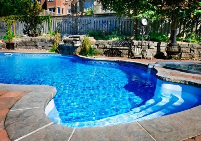 Pool reinigen Anleitung: Schritt für Schritt zum sauberen Pool Swimmingpool mit Sichtschutzzaun