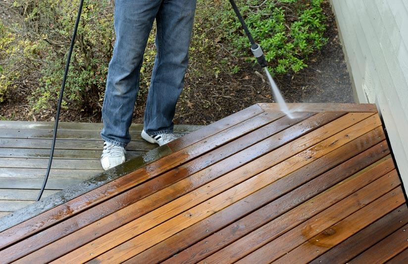 Mann reinigt Terrasse