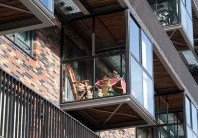 Balkon zum Wintergarten umbauen: So gehst du bei Planung bis Einrichtung vor Balkon in Wintergarten umbauen