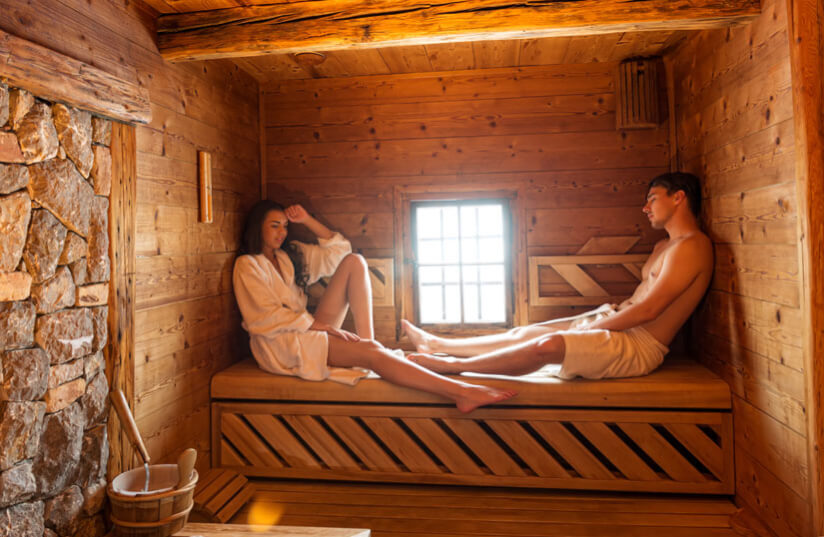 Sauna Frau Mann auf Bank