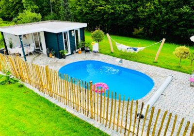 Urlaub im Garten: Einfache Ideen zum Nachmachen für tolles Urlaubsfeeling Zuhause! Vogelperspektive vom Gartenhaus und Pool