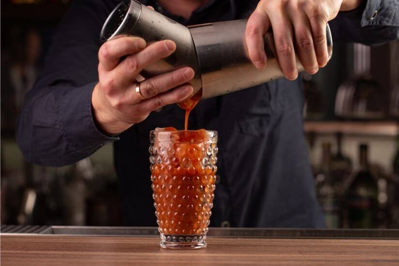 Barkeeper in selbstgebauter Bar