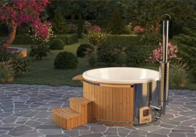Hot Tub Genehmigung: Ist sie notwendig für Badezuber und Ofen? Hottub auf Steinen mit Stufen