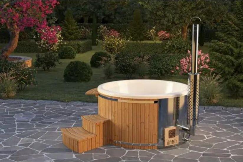 Hot Tub Genehmigung: Ist sie notwendig für Badezuber und Ofen? Hottub auf Steinen mit Stufen