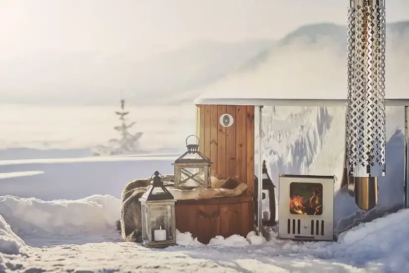 Badefass mit Holzofen im Winter