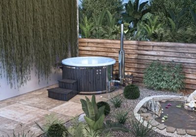 Badefass Wasserpflege ohne Filter: So wirds was mit sauberem Wasser! Badefass in Garten mit Holz Hintergrund