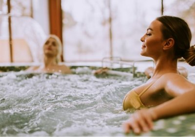 Whirlpool desinfizieren & reinigen: Das müssen Sie wissen! Frauen entspannen im Whirlpool