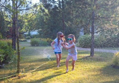 Abkühlung im Garten ohne Pool: 12 einfache Alternativen zum Nachmachen! Kinder mit Wassersprinkler