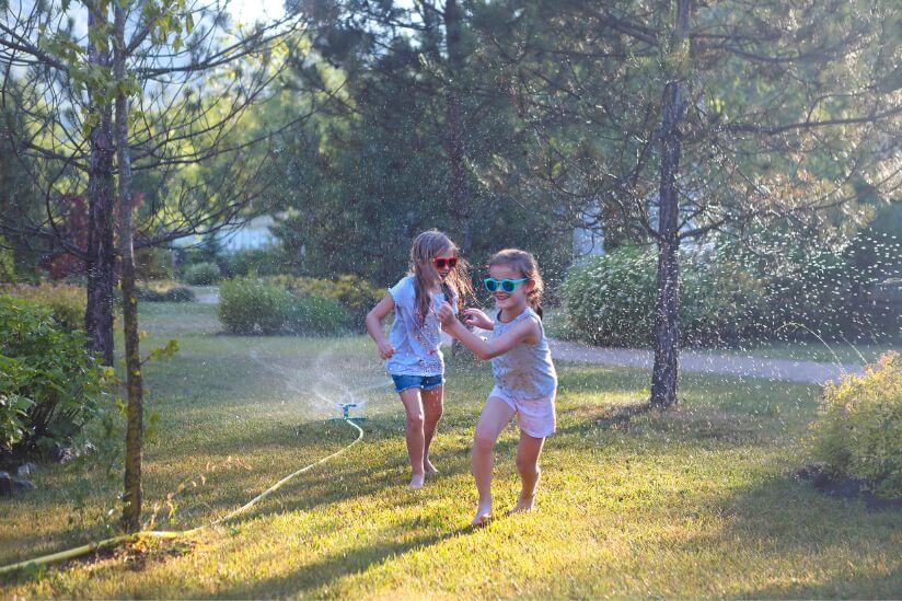 Abkühlung im Garten ohne Pool: 12 einfache Alternativen zum Nachmachen! Kinder mit Wassersprinkler