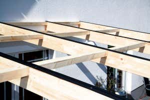 terrasoverkappingen met houten spanten-rafter-ondergronden
