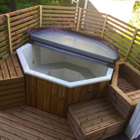 Klant afbeelding: Hot tub - Badkuip met sanitair acryl inzetstuk - achtkantig